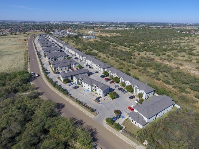 La Joya Apartments in Laredo, TX - Building Photo - Building Photo