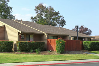Jackson Park Place in Fresno, CA - Foto de edificio - Building Photo