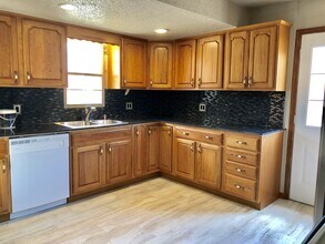 2204 Churchill Way in The Village, OK - Building Photo - Building Photo