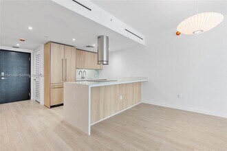 9901 W Bay Harbor Dr in Bay Harbor Islands, FL - Foto de edificio - Building Photo