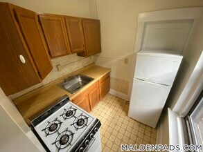 349 Pleasant St in Malden, MA - Foto de edificio - Building Photo