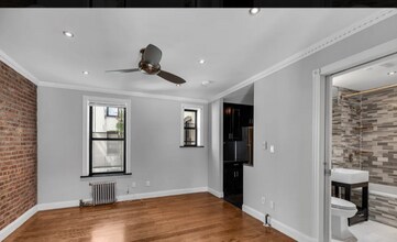 E. 100th St, 2nd Ave in New York, NY - Foto de edificio - Building Photo
