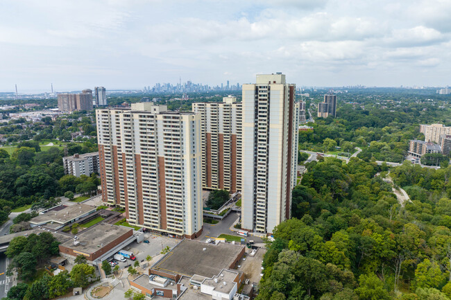 1 Massey Sq in Toronto, ON - Building Photo - Building Photo