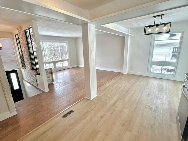 306 Hooper Rd, Unit #1 in Endicott, NY - Foto de edificio - Building Photo