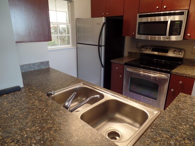 2880 N Oakland Forest Dr in Oakland Park, FL - Building Photo - Building Photo