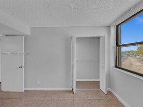 215 Lake Pointe Dr in Oakland Park, FL - Building Photo - Building Photo