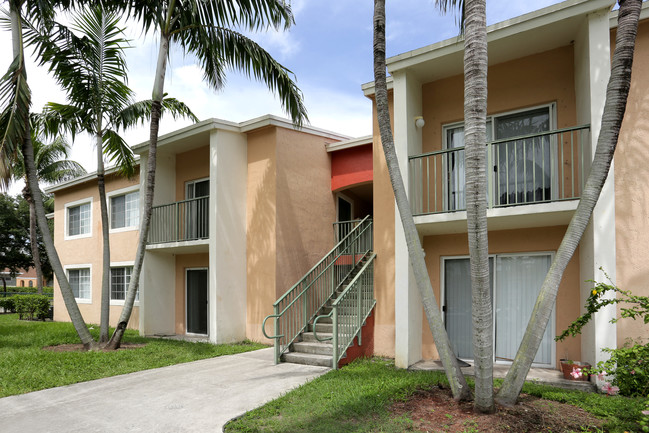 Pembroke Gardens Apartments in Hollywood, FL - Building Photo - Building Photo