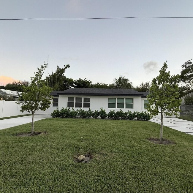 120 SW 7th St in Delray Beach, FL - Building Photo - Building Photo