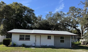 5027 Studio Dr in Zephyrhills, FL - Building Photo