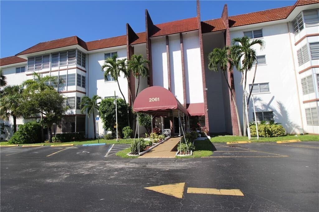 2061 NW 47th Terrace in Lauderhill, FL - Building Photo