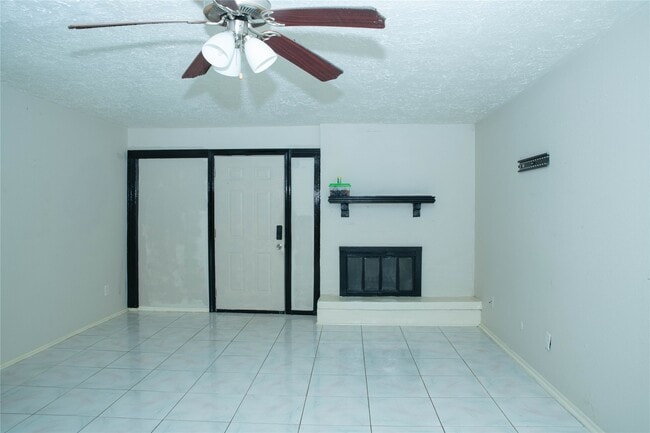 6411 S Briar Bayou Dr in Houston, TX - Building Photo - Building Photo