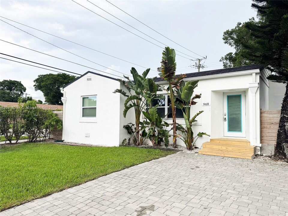 968 NE 80th St in Miami, FL - Building Photo