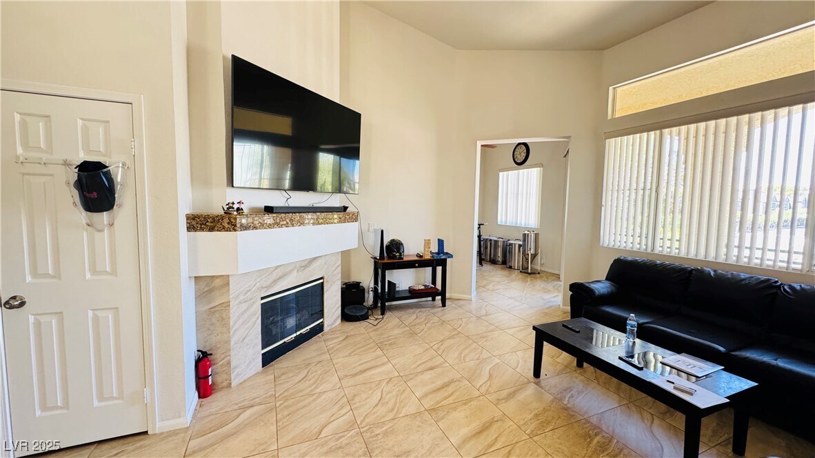 5155 W Tropicana Ave in Las Vegas, NV - Building Photo