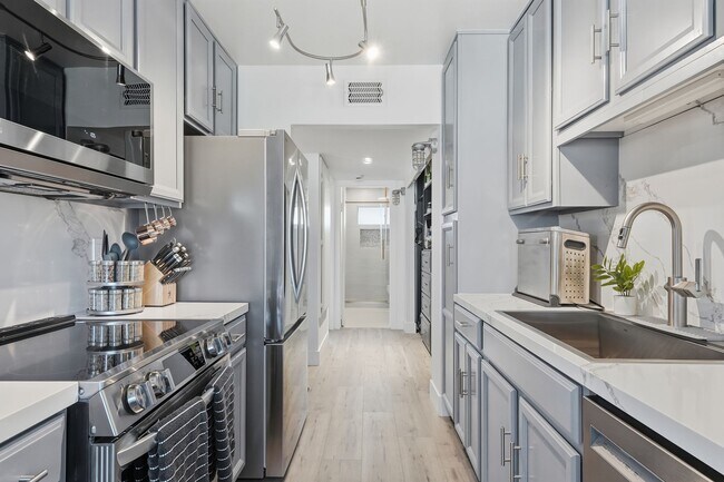 450 W Vermont Ave, Unit 450 W Vermont Apt 602 in Escondido, CA - Building Photo - Building Photo