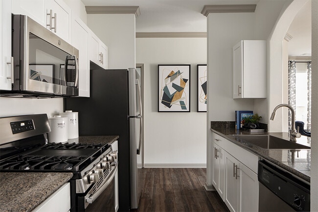 Highlands at Dearborn Apartments in Peabody, MA - Foto de edificio - Building Photo