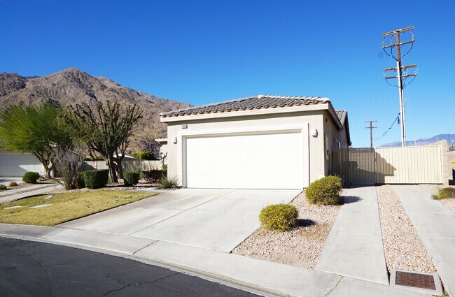 1330 Vista Sol in Palm Springs, CA - Building Photo - Building Photo