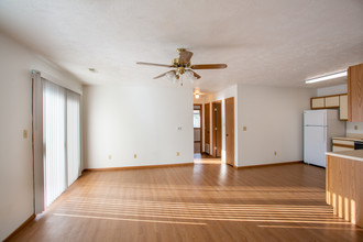 Grandview Apartments in Kearney, NE - Building Photo - Interior Photo