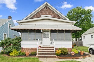 511 Garden Ave in Woodbridge Township, NJ - Building Photo