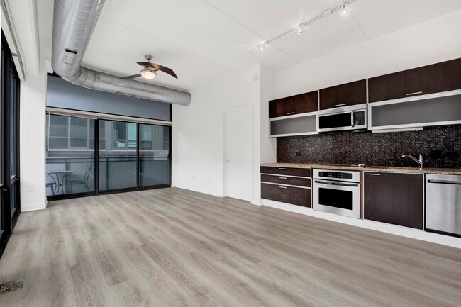 660 W Wayman St in Chicago, IL - Building Photo - Building Photo