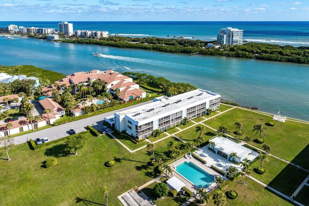 100 Waterway Rd in Jupiter, FL - Foto de edificio