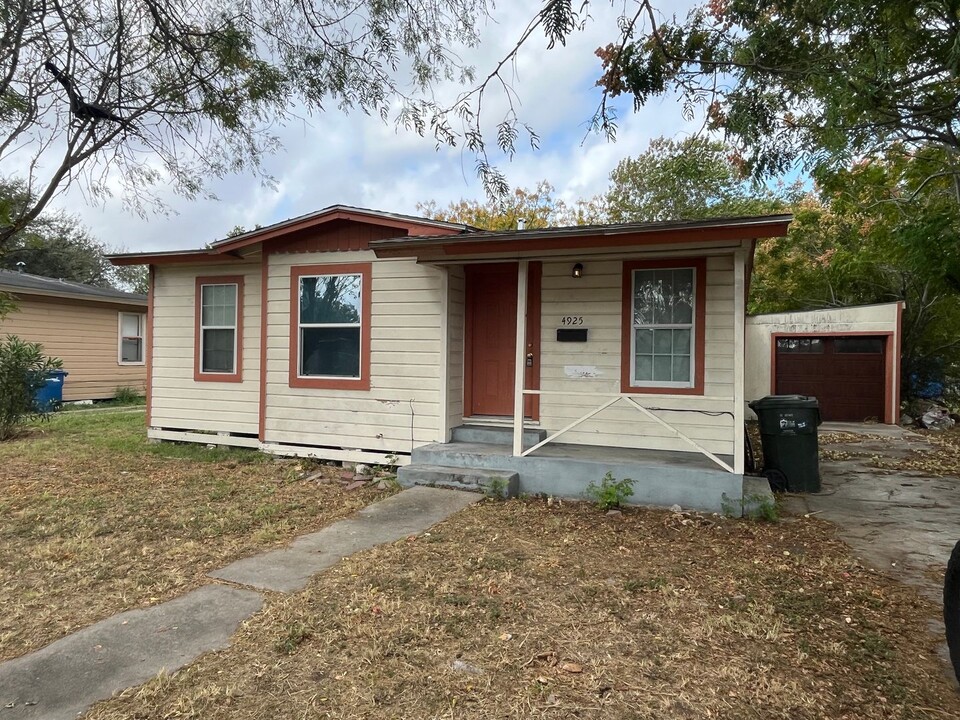 4925 Weber Rd in Corpus Christi, TX - Building Photo