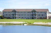 Eagle Lake Apartments in West Fargo, ND - Foto de edificio - Building Photo