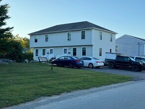 40 Magnolia St, Unit 40B in Bristol, RI - Building Photo - Building Photo
