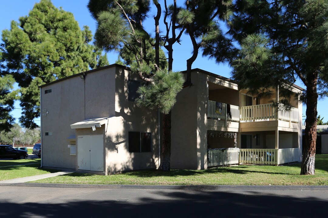 Magnolia Manor Apartments in Carlsbad, CA - Foto de edificio