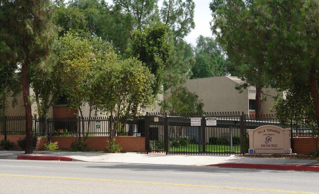 Villa Topanga in Canoga Park, CA - Foto de edificio - Building Photo