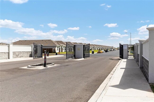 300 S Retama Ln in Weslaco, TX - Foto de edificio - Building Photo