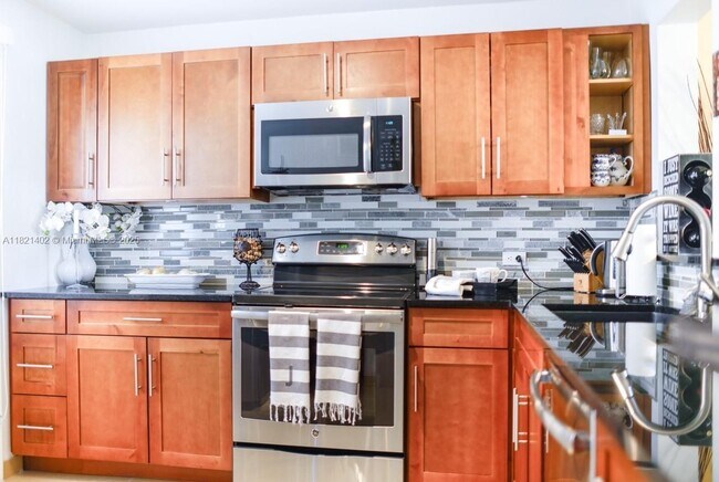 445 NE 195th St in Miami, FL - Building Photo - Building Photo