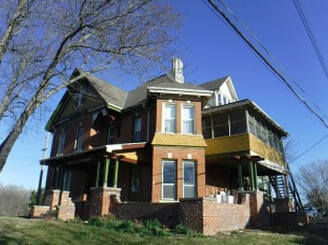 424 W 8th St in York, NE - Foto de edificio - Building Photo