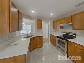 233 Lakeway Ln in Apollo Beach, FL - Foto de edificio - Building Photo