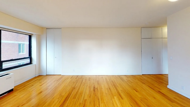 240 E 47th St in New York, NY - Building Photo - Building Photo