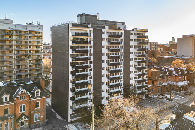 Saguenay Apartments in Ottawa, ON - Building Photo - Building Photo