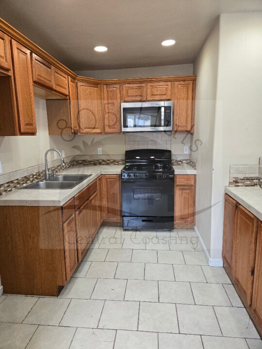 224 E Foster Rd in Santa Maria, CA - Building Photo