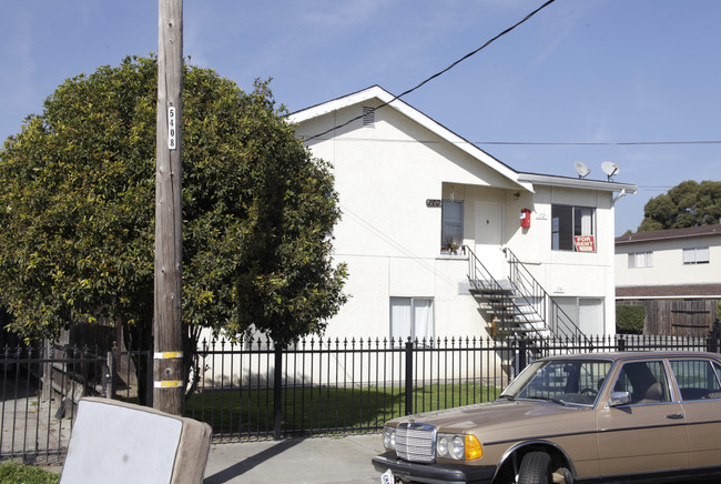 170-176 Poplar Ave in Hayward, CA - Foto de edificio - Building Photo