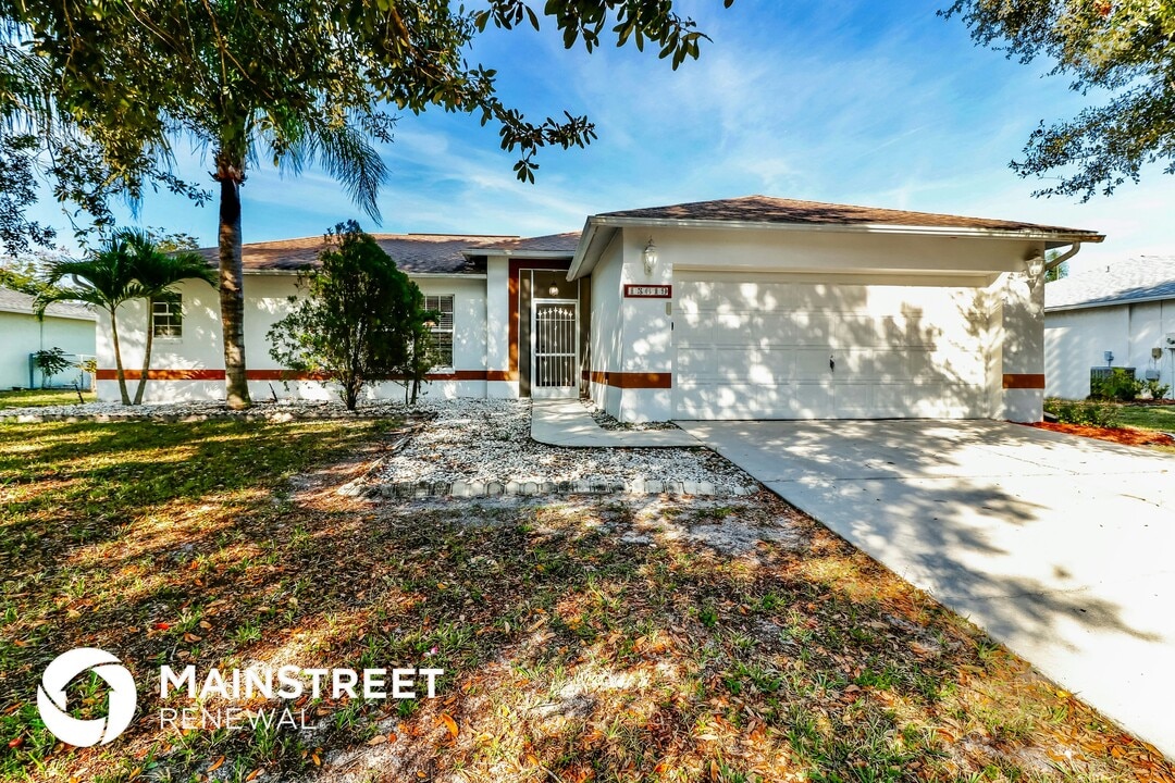 15619 Sunny Crest Ln in Ft. Myers, FL - Building Photo