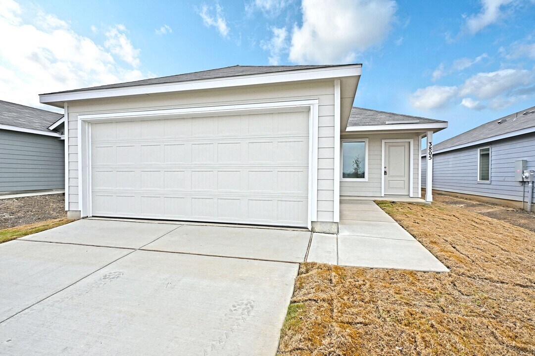 3805 Swift Fox Rd in New Braunfels, TX - Building Photo