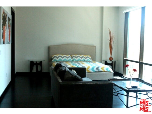 655S S Hope St in Los Angeles, CA - Building Photo - Building Photo