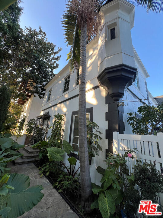 9377 W Olympic Blvd in Beverly Hills, CA - Building Photo