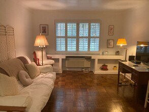 1730 W Abingdon Dr in Alexandria, VA - Building Photo - Building Photo