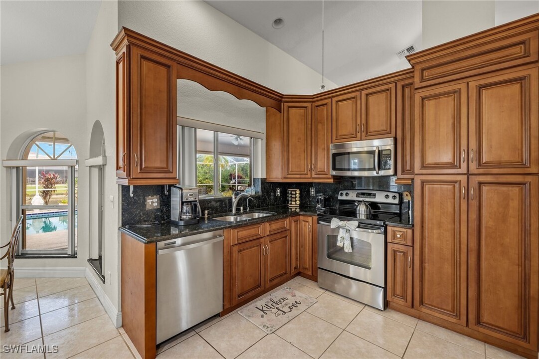 2138 SE 5th Pl in Cape Coral, FL - Building Photo