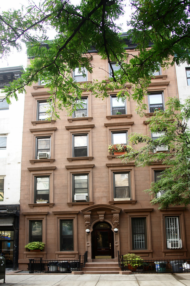 320 W 47th St in New York, NY - Building Photo - Building Photo