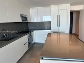 88 SW 7th St, Unit 3707 in Miami, FL - Foto de edificio - Building Photo