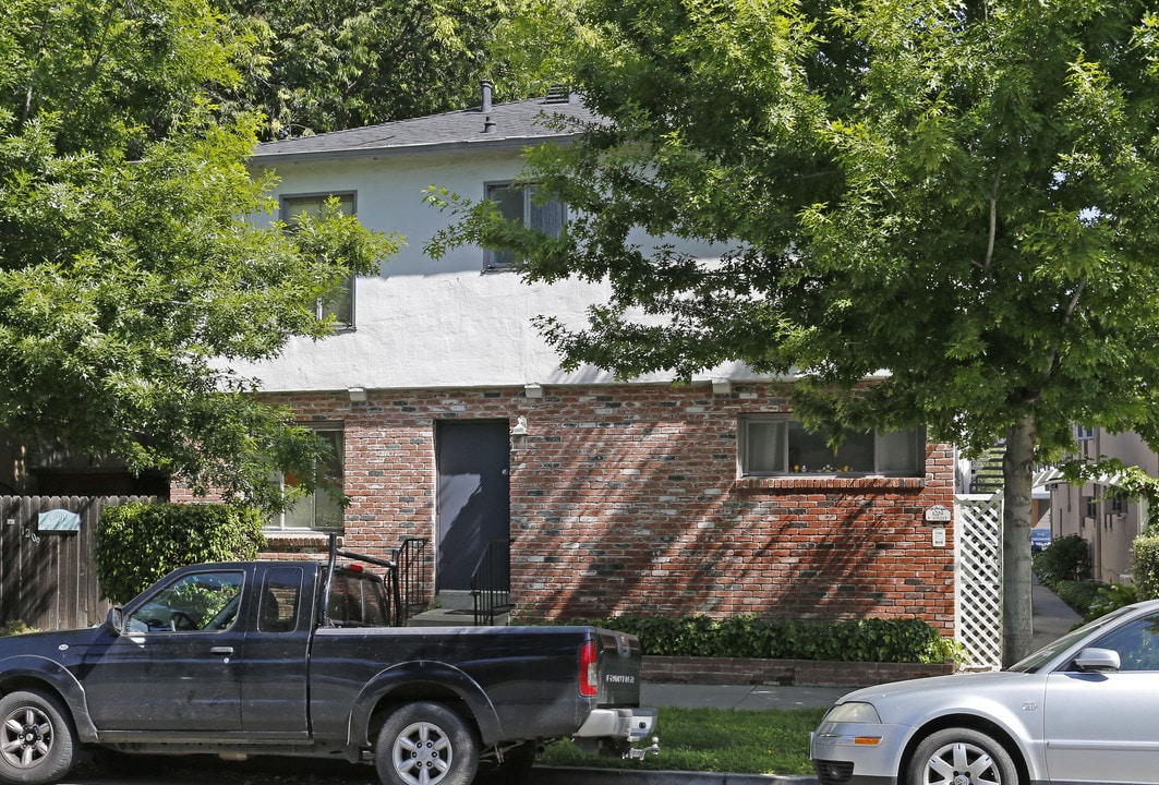 Wing Manor in Sacramento, CA - Building Photo