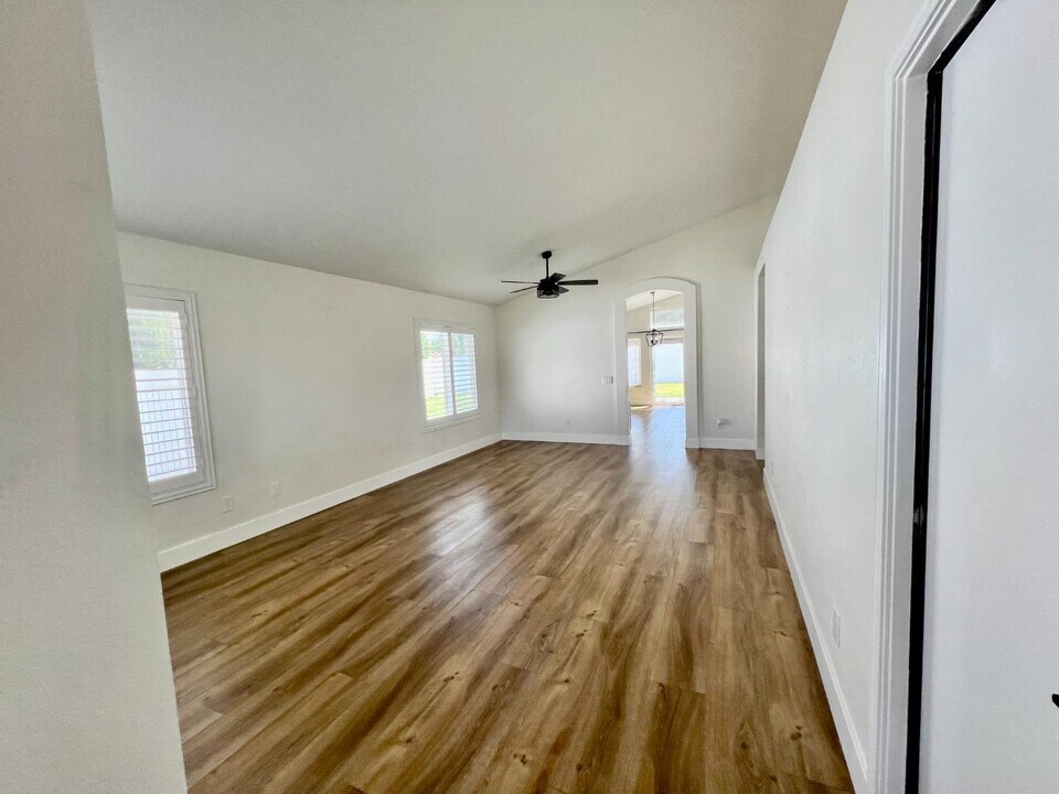 31959 Corte Avalina in Temecula, CA - Building Photo