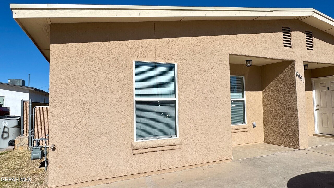 8491 Roseway Dr in El Paso, TX - Building Photo
