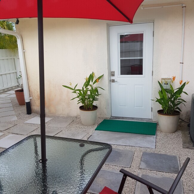 1325 Arapaho St Apartments and Nearby Jupiter Apartments For Rent