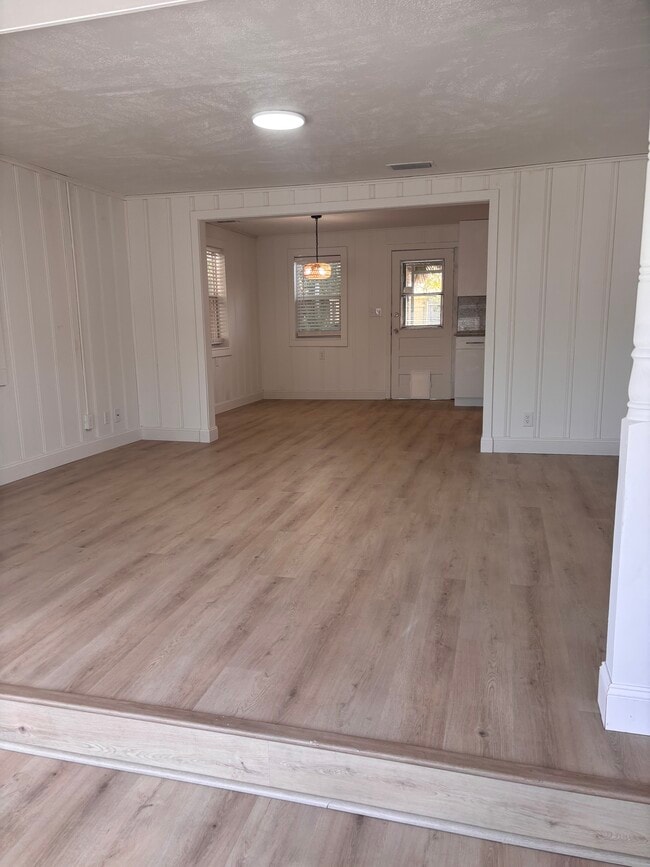 2472 NE Pine Ave in Jensen Beach, FL - Building Photo - Building Photo